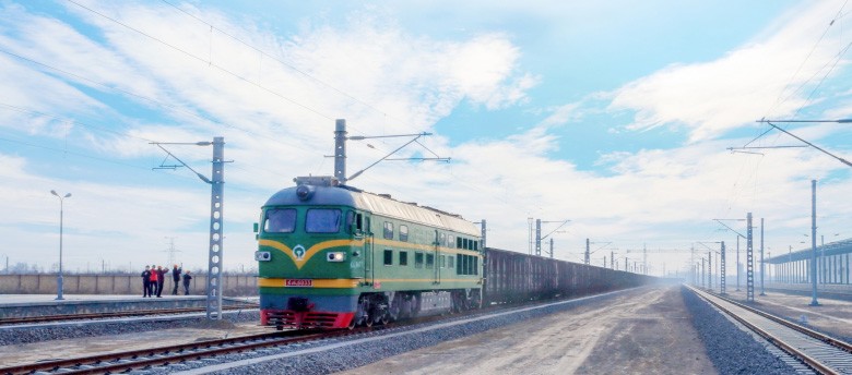 蒲城清洁能源首列运煤车进厂(图1)