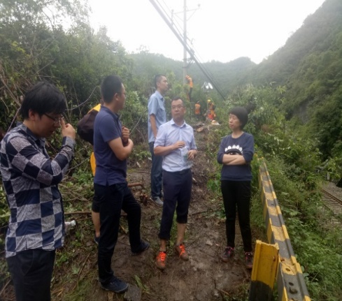 抗洪抢险，西安院助力宝成铁路大动脉畅通——宝成铁路K253+200路基崩塌落石抢险纪实报道(图5)