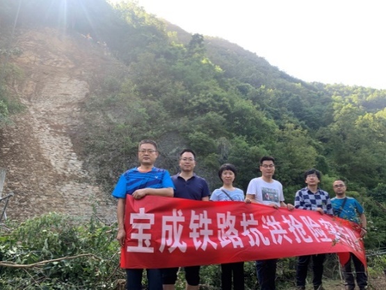 抗洪抢险，西安院助力宝成铁路大动脉畅通——宝成铁路K253+200路基崩塌落石抢险纪实报道(图7)
