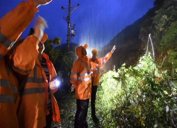 抗洪抢险，西安院助力宝成铁路大动脉畅通——宝成铁路K253+200路基崩塌落石抢险纪实报道(图2)