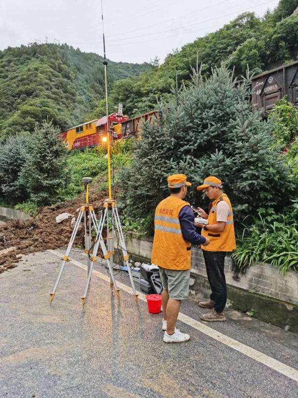 助力抗洪抢险  彰显责任担当——宝成铁路K73+600~+800水毁路基抢险纪实(图5)