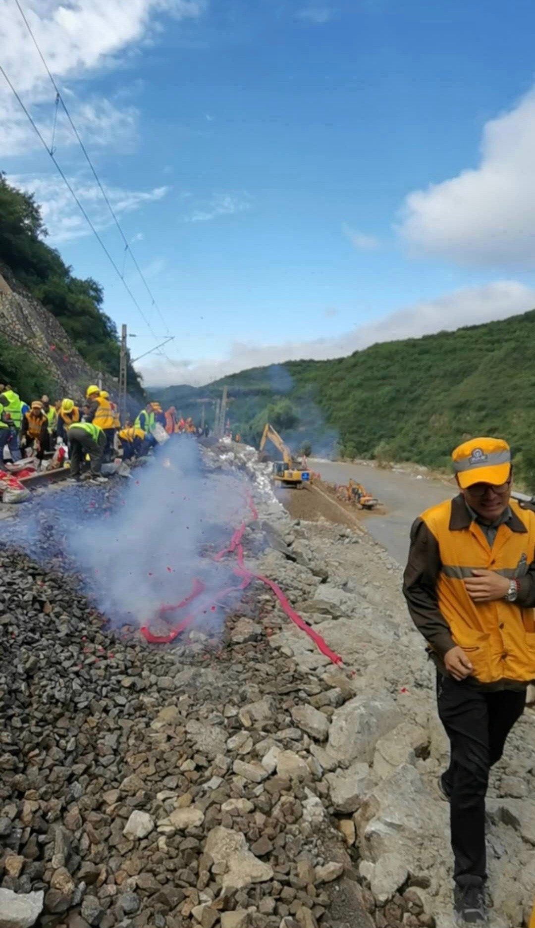 助力抗洪抢险  彰显责任担当——宝成铁路K73+600~+800水毁路基抢险纪实(图1)