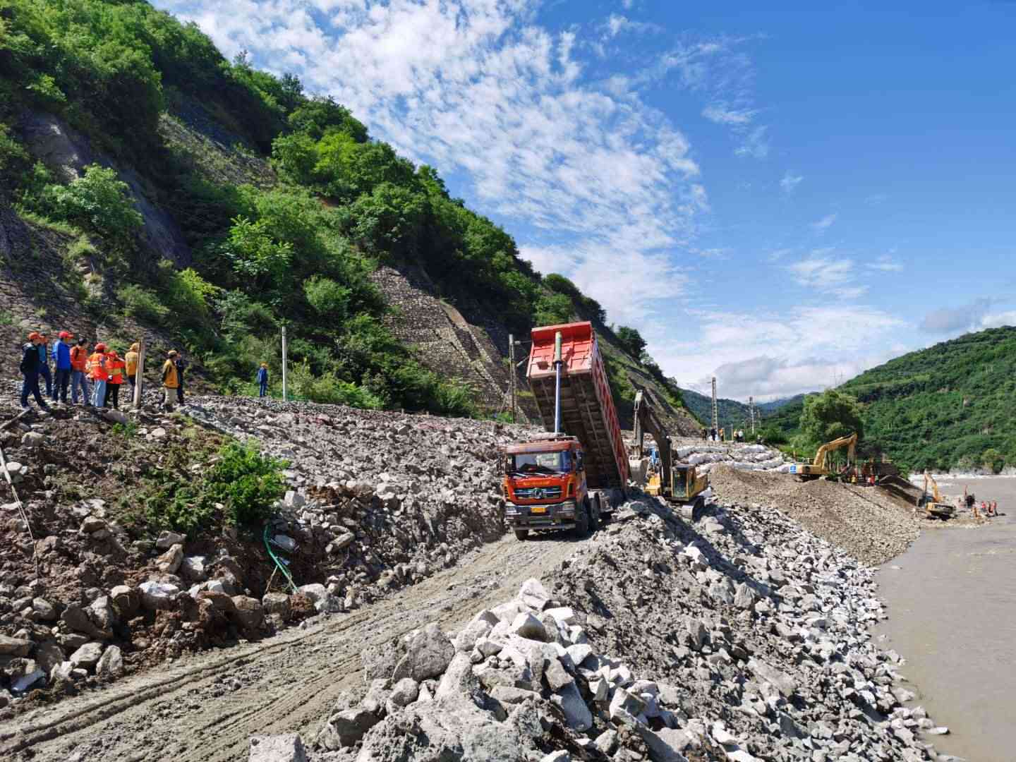 助力抗洪抢险  彰显责任担当——宝成铁路K73+600~+800水毁路基抢险纪实(图11)