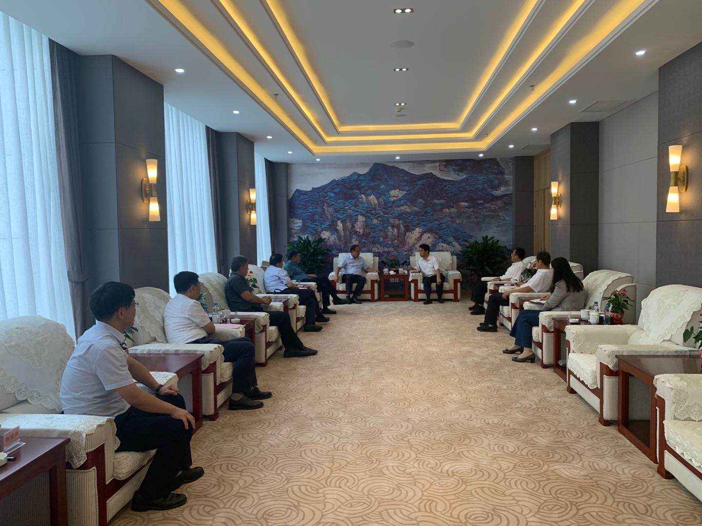 集团公司党委副书记、总经理张先锋与朔黄铁路公司总经理李长生开展商务会谈(图1)