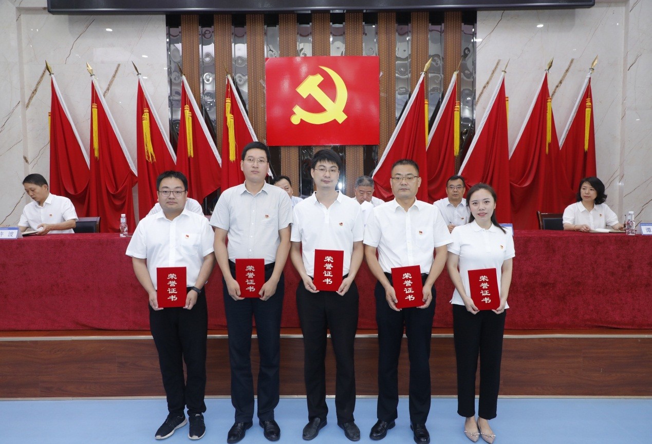 中铁西安院举行庆祝建党100周年“七一”表彰大会暨道德讲堂、专题党课(图3)